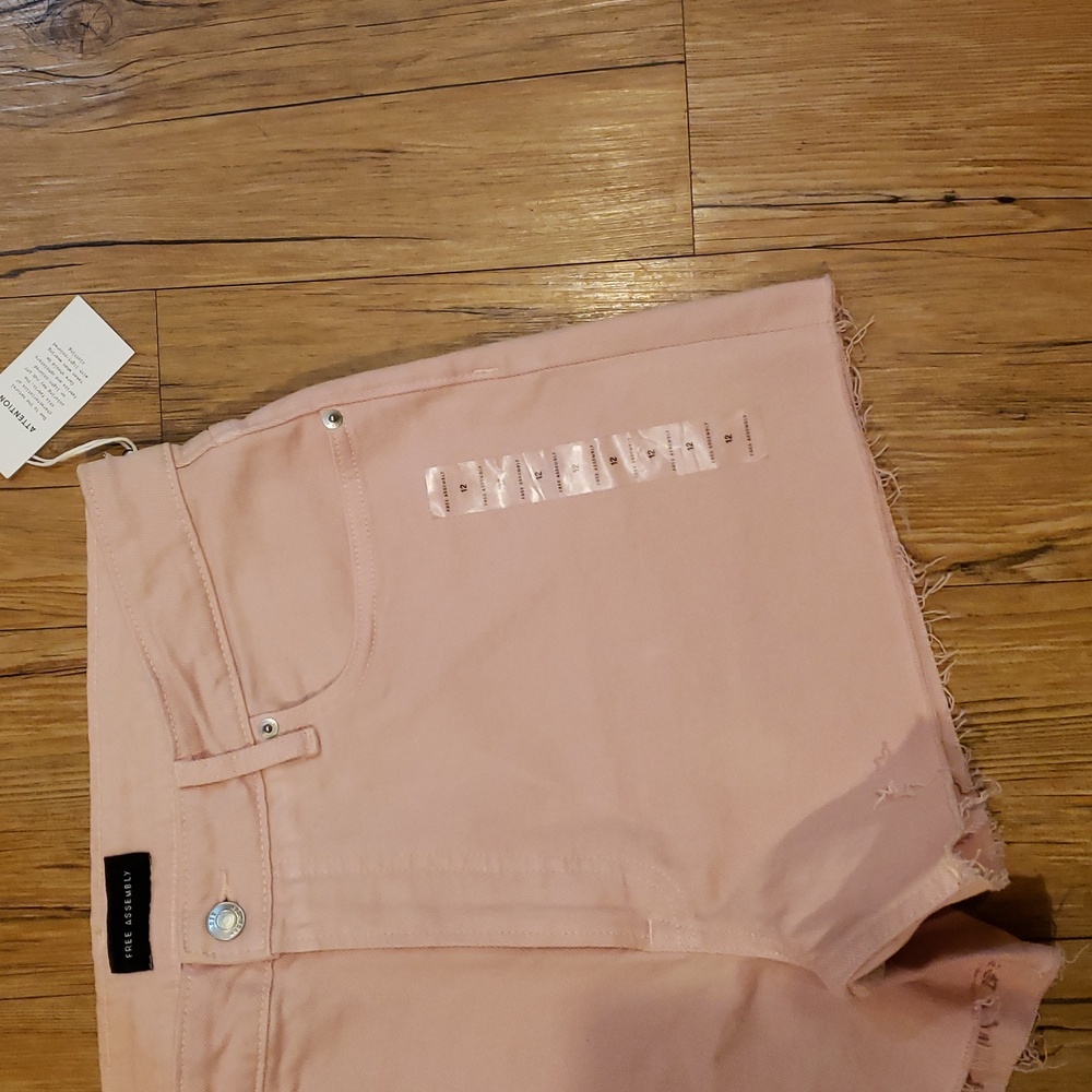 Free Assembly Jean Short - Picture 3 of 6